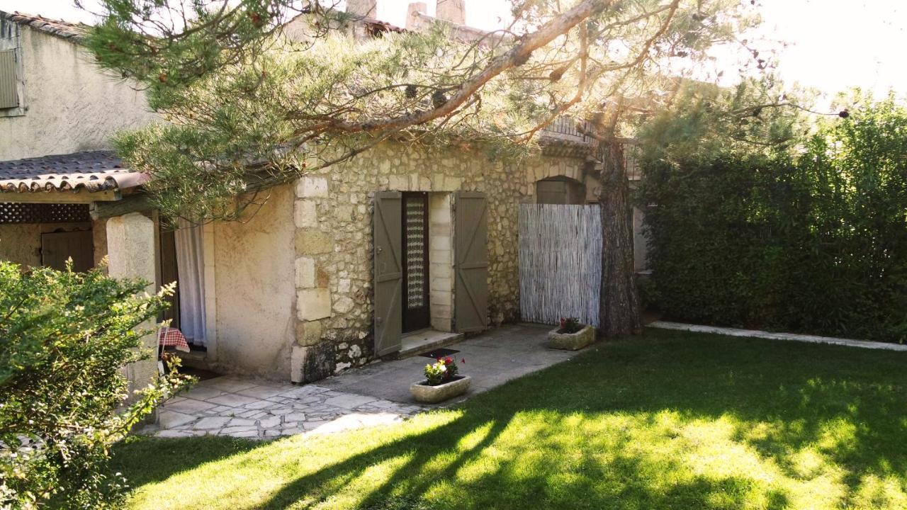 Mas Grimaud - Gite- Studio Et Chambres D'Hotes Familiales Eygalieres  Exterior photo