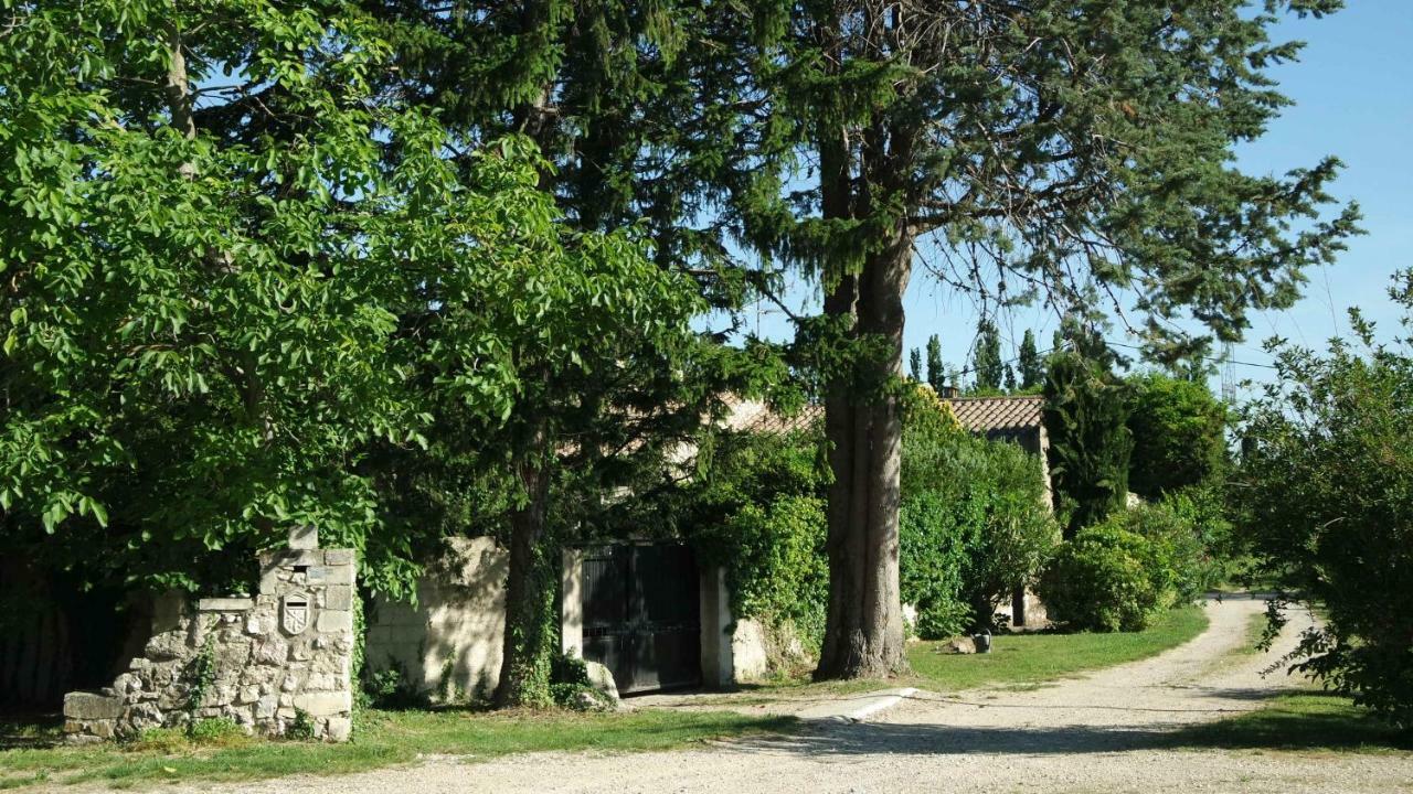 Mas Grimaud - Gite- Studio Et Chambres D'Hotes Familiales Eygalieres  Exterior photo